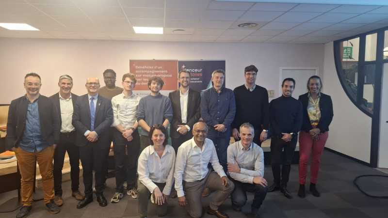 PHoto de groupe : organisateurs, experts et startuppers LAnceur d'étoiles
